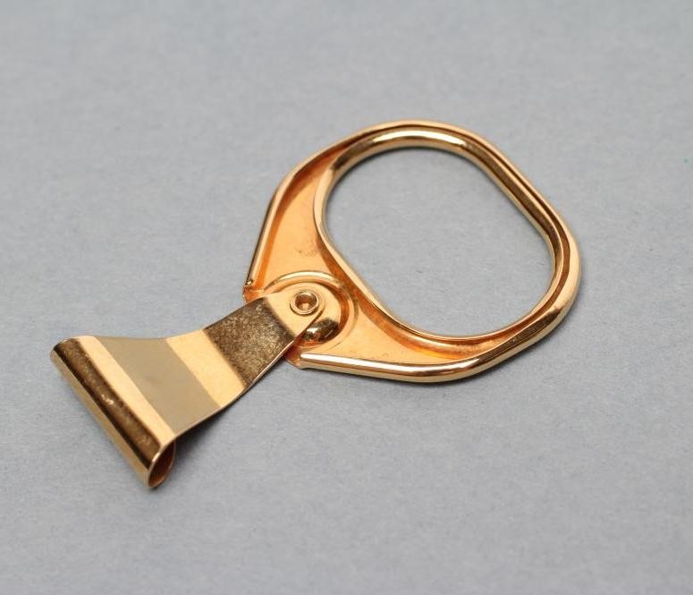 A 9CT GOLD NOVELTY "RING PULL" PENDANT Image