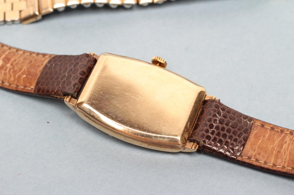 A 9CT GOLD ART DECO WRISTWATCH Image