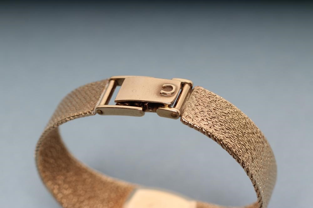 A LADY'S 9CT GOLD OMEGA WRISTWATCH Image