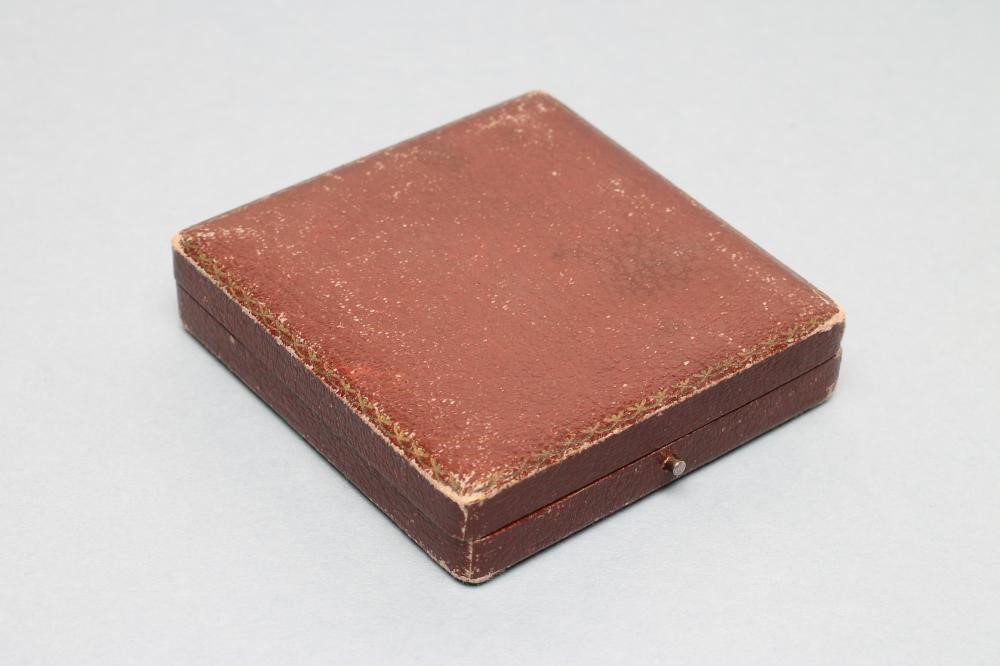 A GARRARD'S 9CT GOLD TOP WIND DRESS WATCH Image