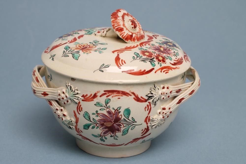 A CREAMWARE SUCRIER AND COVER Image