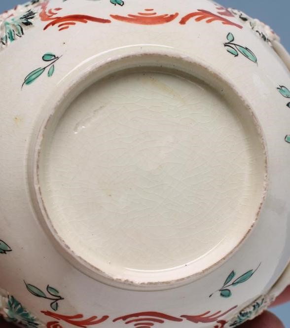 A CREAMWARE SUCRIER AND COVER Image