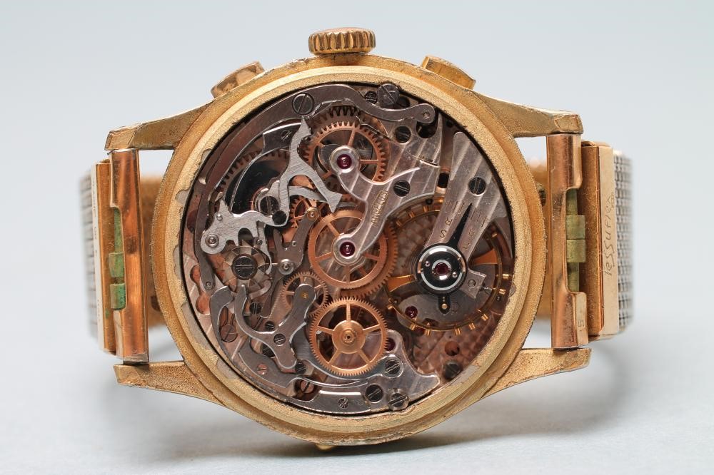 AN ANGELUS "CHRONODATO" TRIPLE CALENDAR WRISTWATCH Image