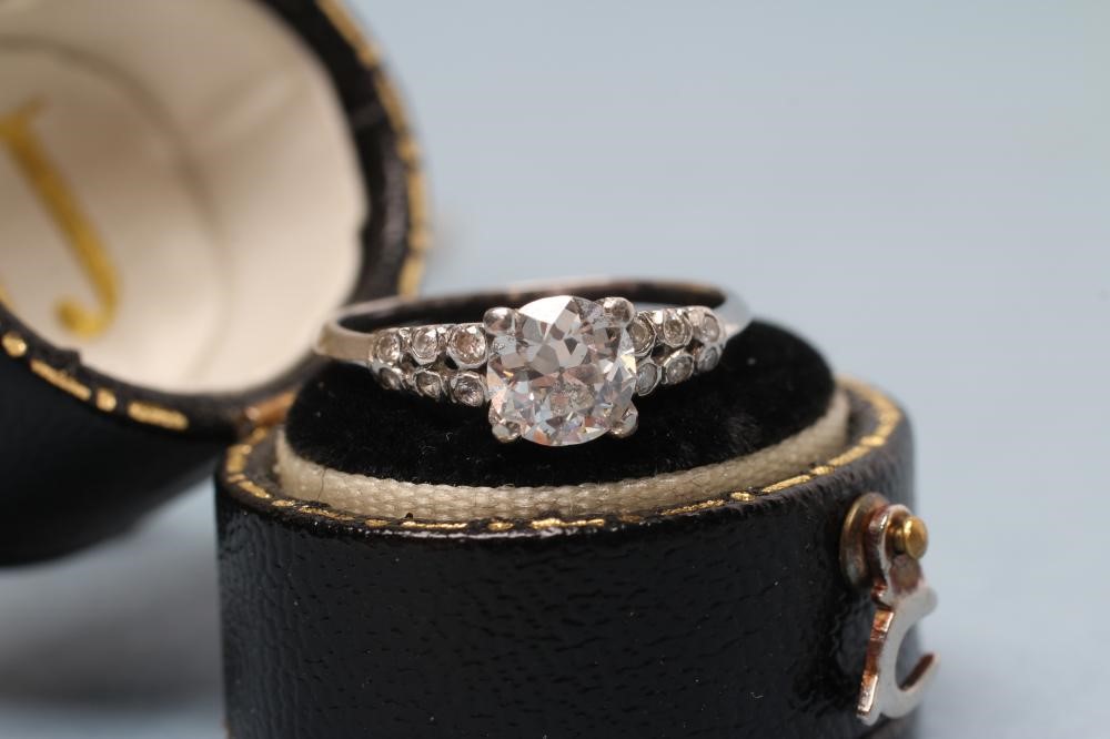 A SOLITAIRE DIAMOND RING Image