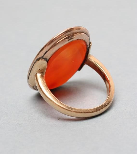 A GENTLEMAN'S SIGNET RING set with an oval cornelian seal intaglio carved with the bust portrait of Image