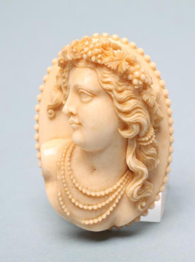 A LARGE VICTORIAN IVORY OVAL BROOCH/PENDANT Image