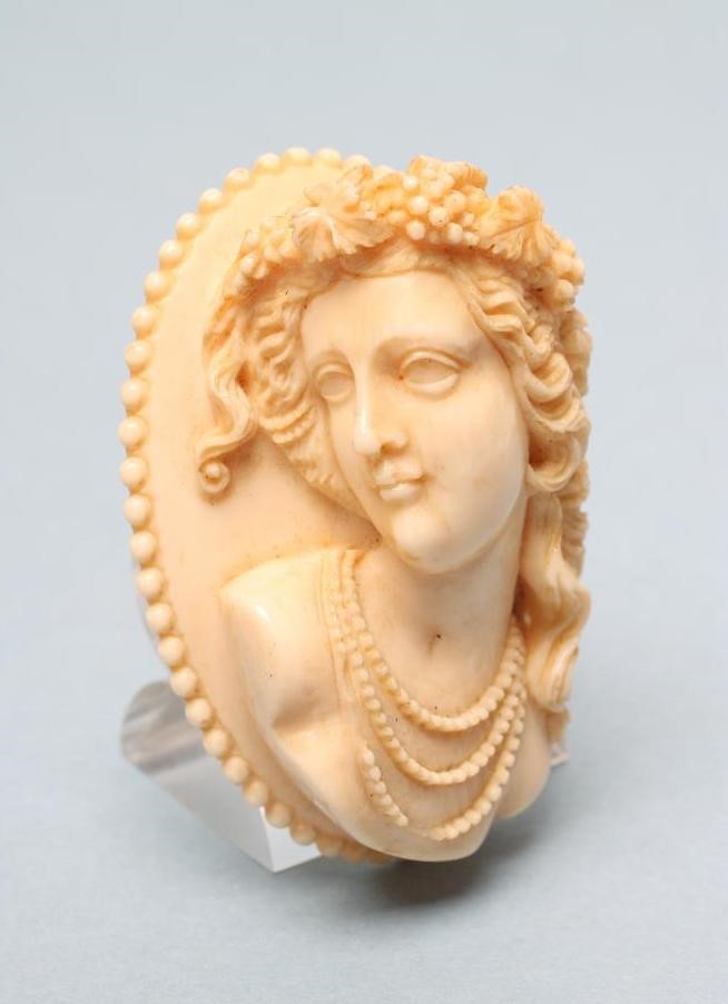 A LARGE VICTORIAN IVORY OVAL BROOCH/PENDANT Image