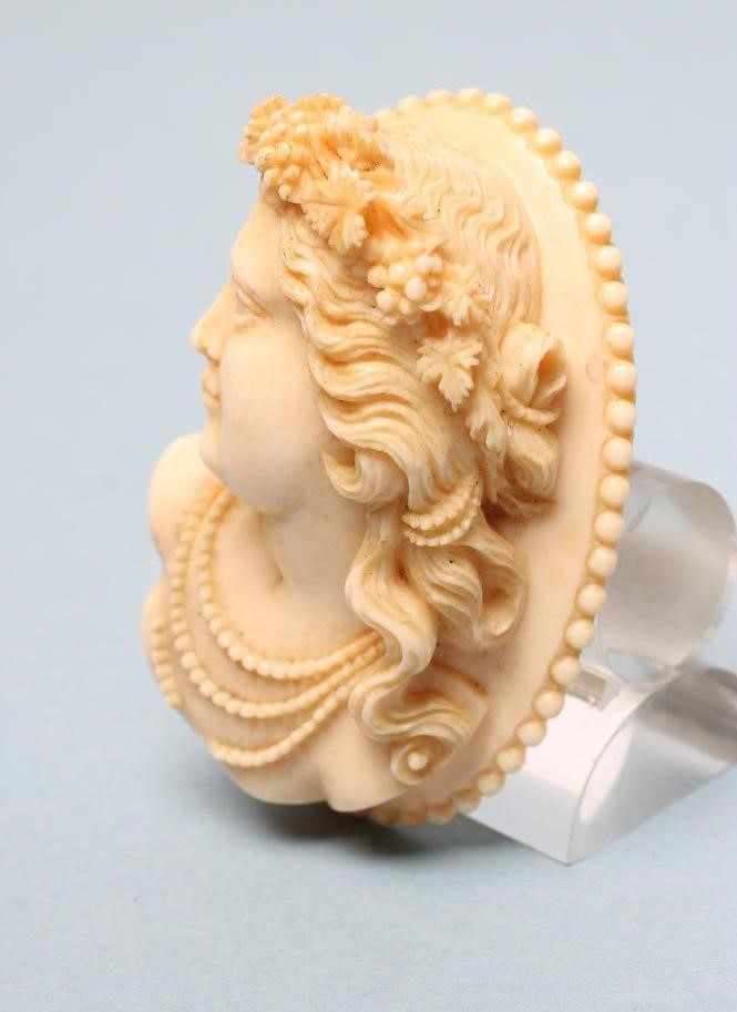 A LARGE VICTORIAN IVORY OVAL BROOCH/PENDANT Image