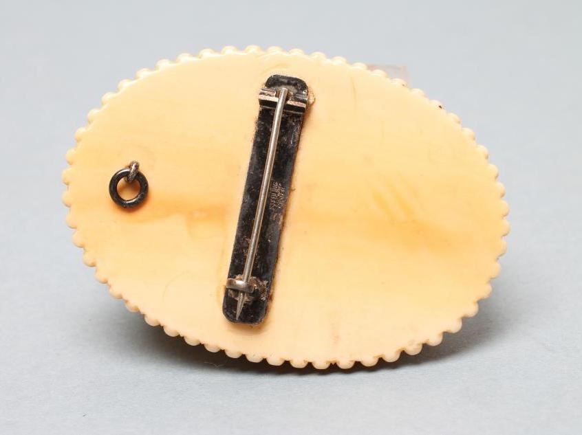 A LARGE VICTORIAN IVORY OVAL BROOCH/PENDANT Image
