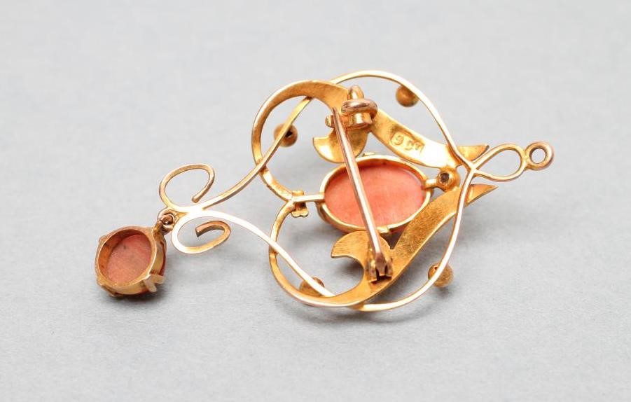 AN EDWARDIAN OPEN SHIELD PENDANT/BROOCH Image