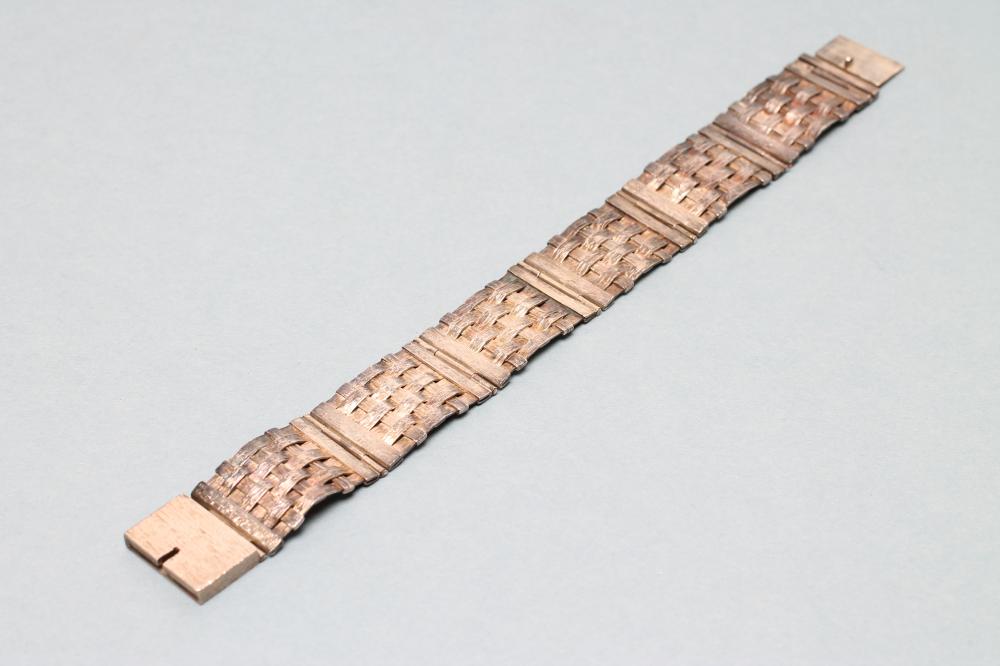 A SILVER BRACELET Image