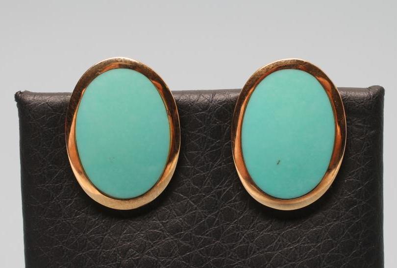 A PAIR OF 9CT GOLD CLIP EARRINGS Image