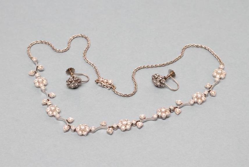 A DIAMOND NECKLACE Image