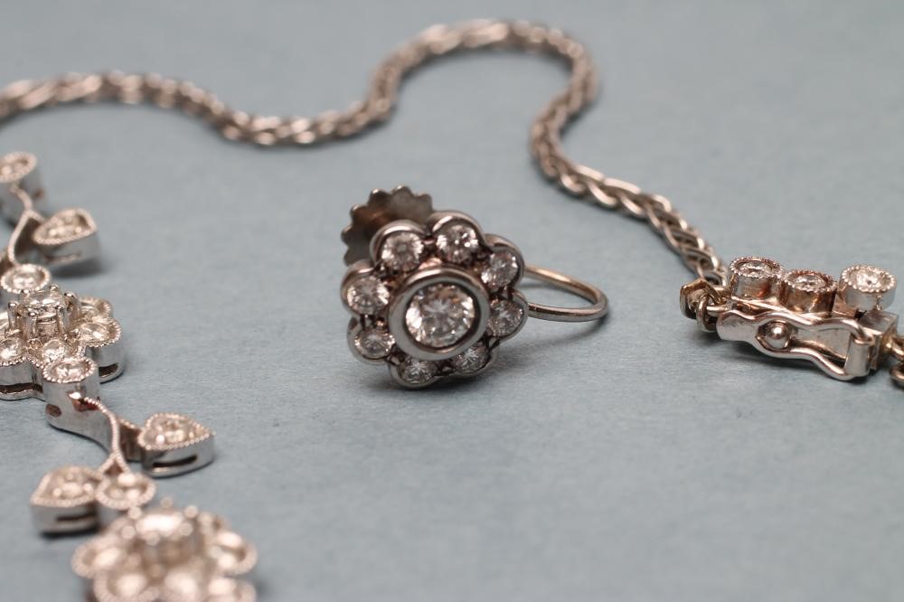 A DIAMOND NECKLACE Image