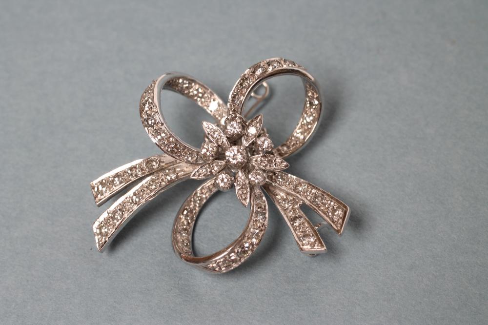 A DIAMOND BOW BROOCH Image