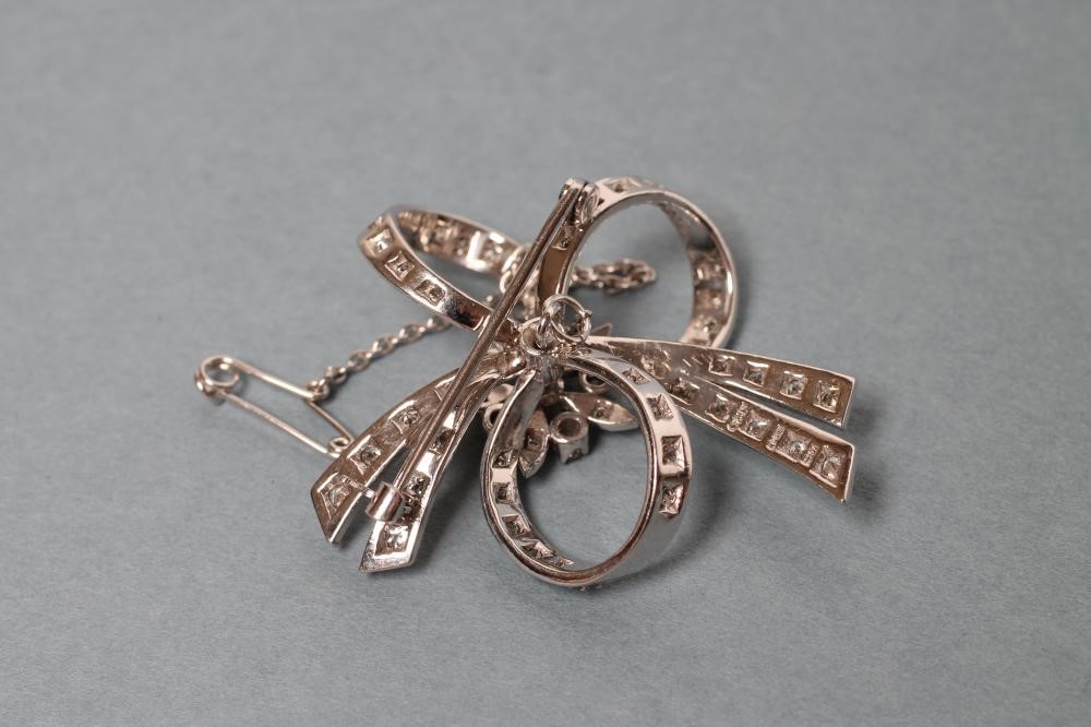 A DIAMOND BOW BROOCH Image