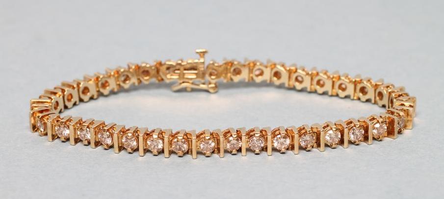 A DIAMOND LINE BRACELET Image
