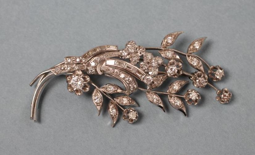 A DIAMOND SPRAY BROOCH Image