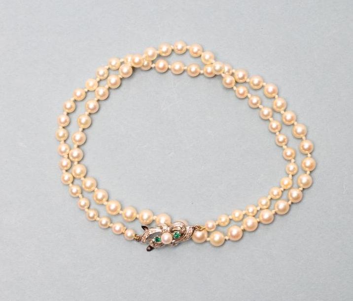 A SINGLE STRING OF CULTURED PEARLS Image