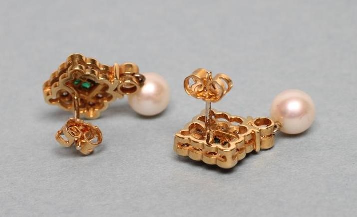 A PAIR OF EMERALD Image