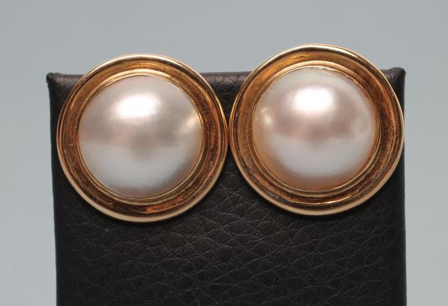 A PAIR OF MABE PEARL FRENCH EAR CLIPS set in plain 9ct gold mounts Image