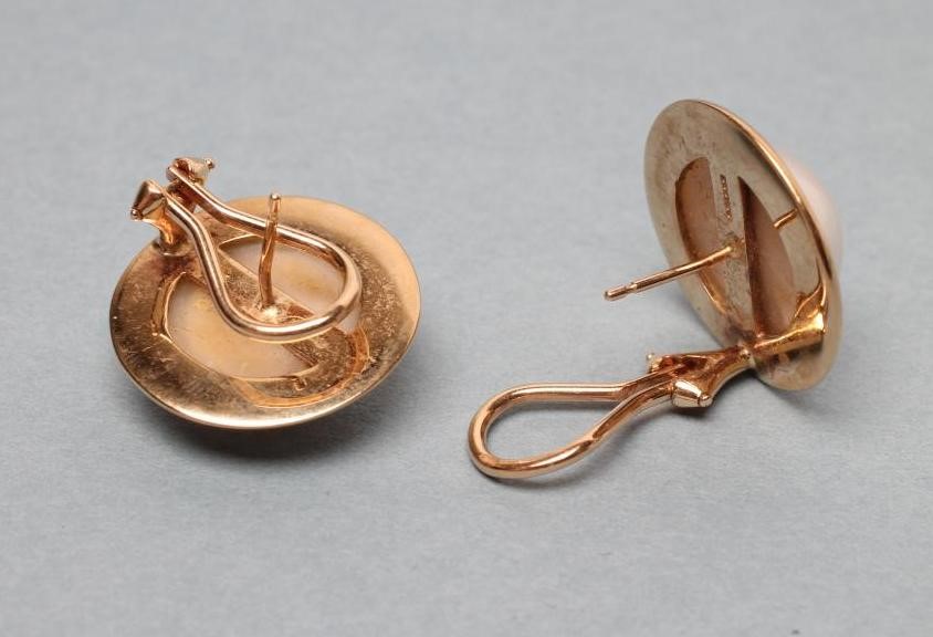 A PAIR OF MABE PEARL FRENCH EAR CLIPS set in plain 9ct gold mounts Image