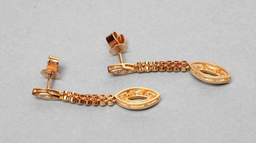 A PAIR OF DIAMOND DROP EARRINGS Image