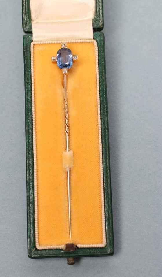 A LATE VICTORIAN SAPPHIRE STICK PIN Image