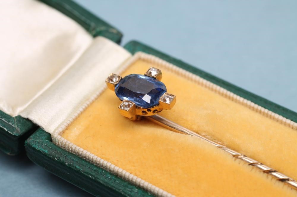 A LATE VICTORIAN SAPPHIRE STICK PIN Image