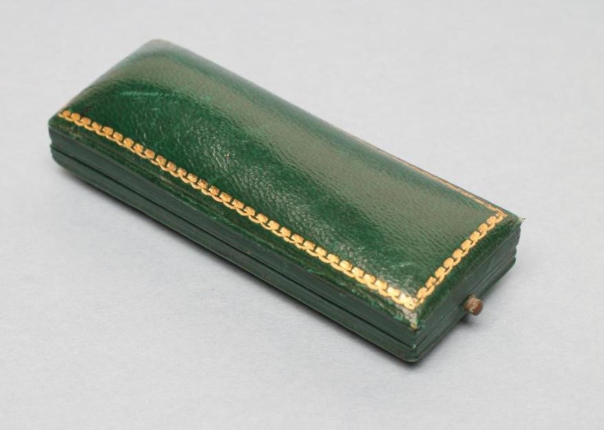 A LATE VICTORIAN SAPPHIRE STICK PIN Image