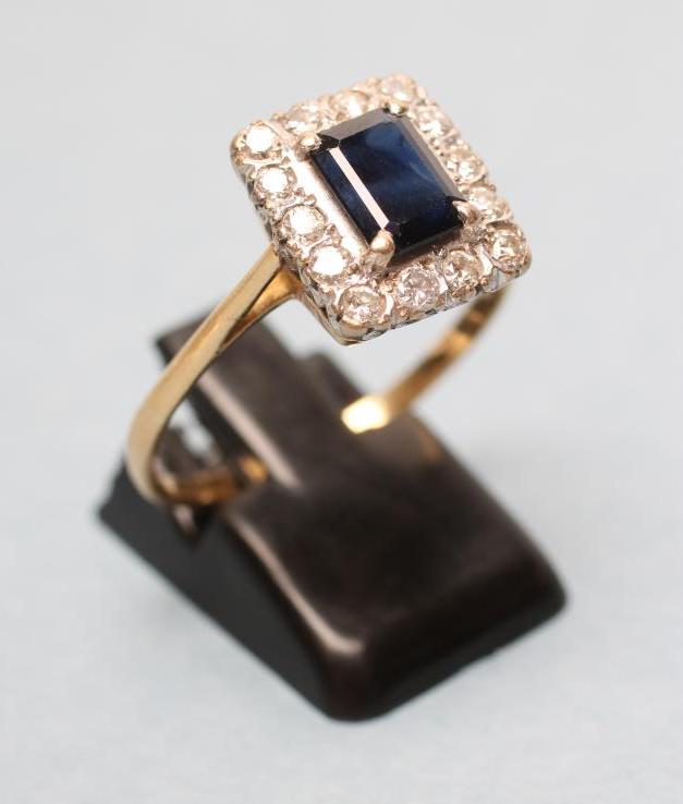 A SAPPHIRE AND DIAMOND CLUSTER RING Image