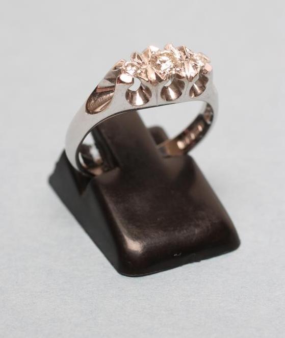 A THREE STONE DIAMOND RING Image