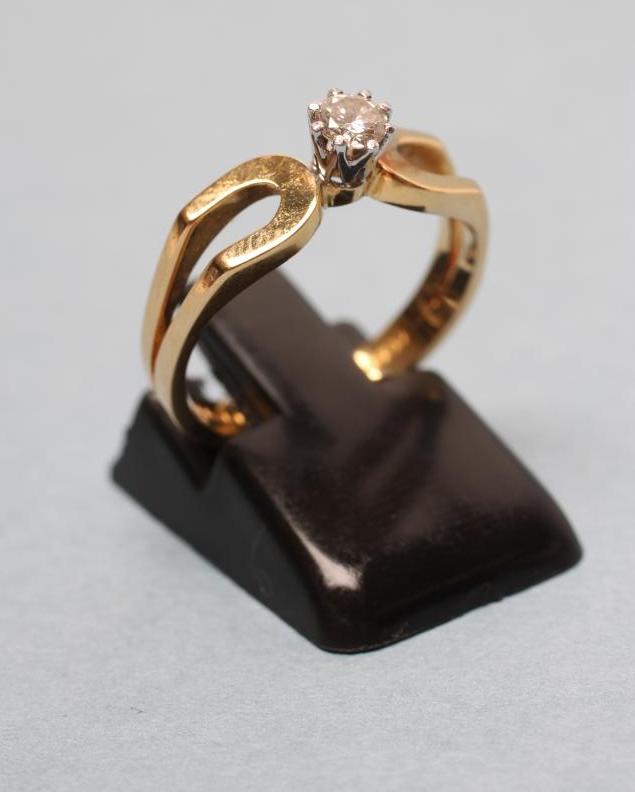 A SOLITAIRE DIAMOND RING Image