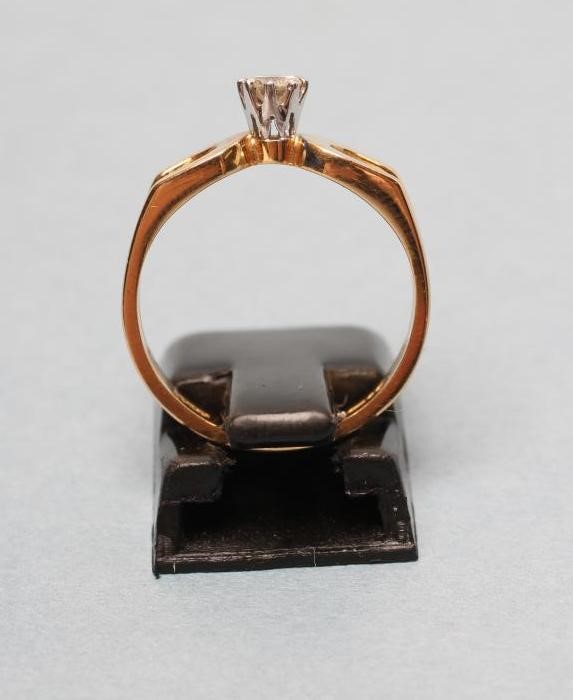 A SOLITAIRE DIAMOND RING Image
