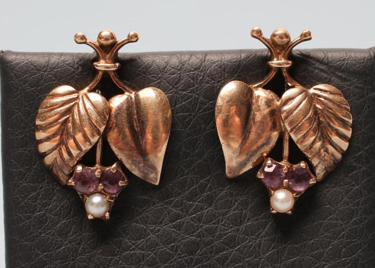 A PAIR OF EAR STUDS with two stylised leaves and two claw set small amethysts and a seed pearl to Image