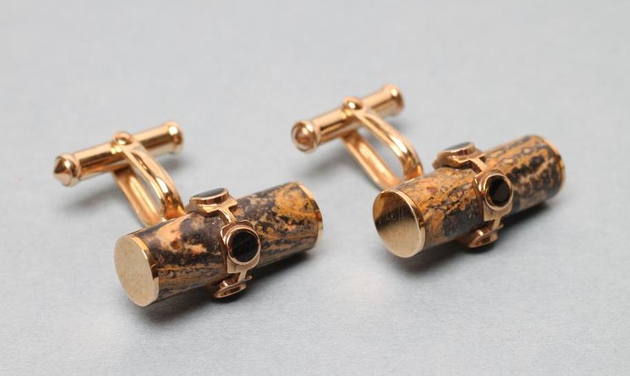 A PAIR OF 9CT GOLD CUFFLINKS Image