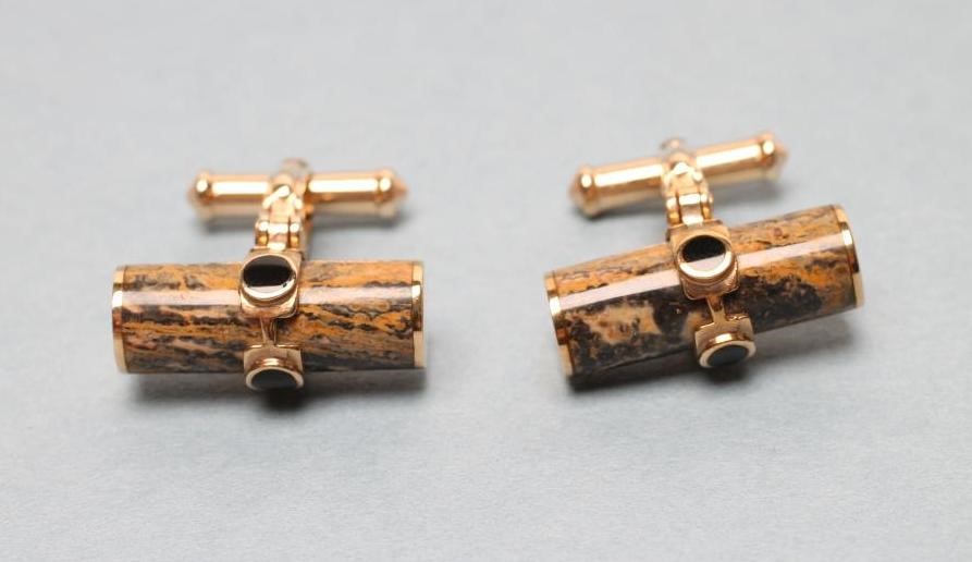 A PAIR OF 9CT GOLD CUFFLINKS Image