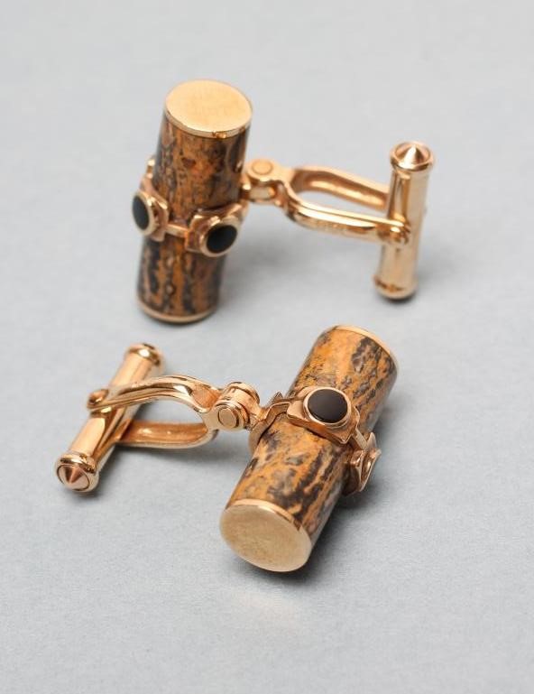A PAIR OF 9CT GOLD CUFFLINKS Image