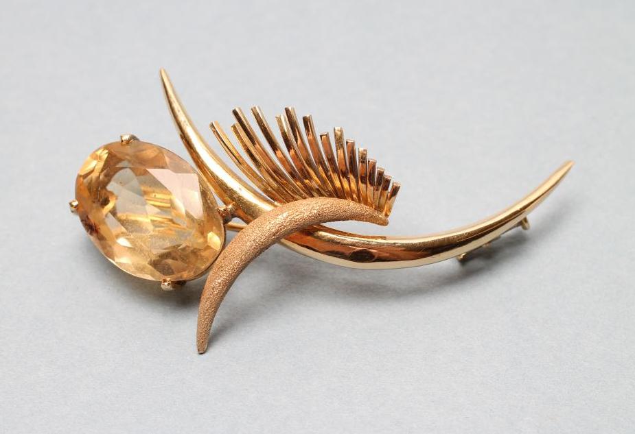 A MODERN BROOCH Image