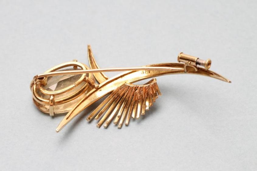 A MODERN BROOCH Image