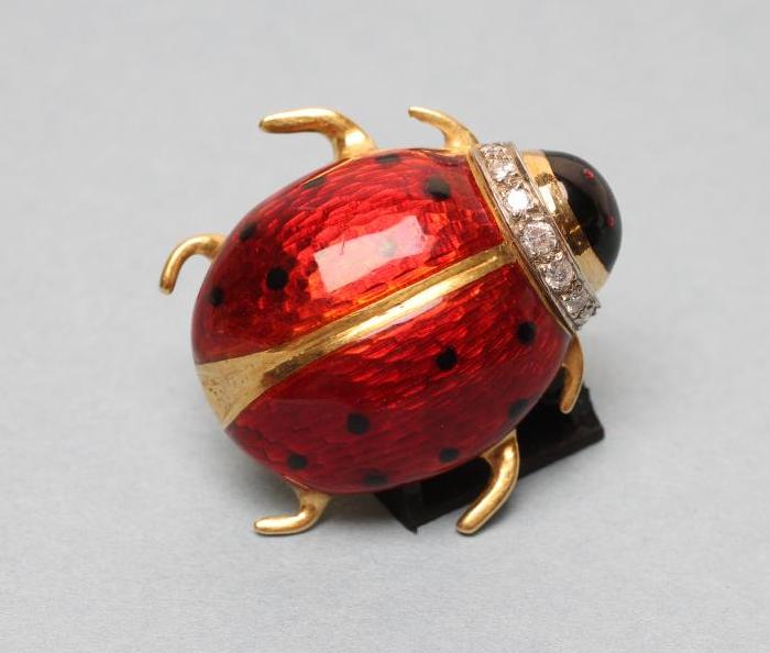 A DIAMOND AND ENAMEL 18CT GOLD LADYBIRD BROOCH/PENDANT Image