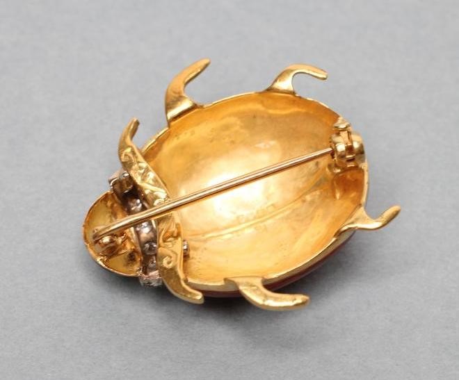 A DIAMOND AND ENAMEL 18CT GOLD LADYBIRD BROOCH/PENDANT Image