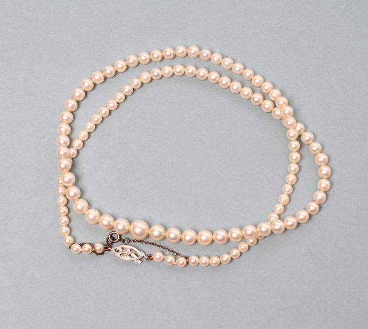 A SINGLE STRING of graduating cultured pearls Image