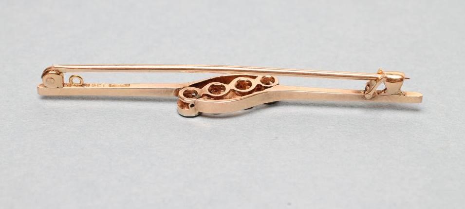 A DIAMOND BAR BROOCH Image