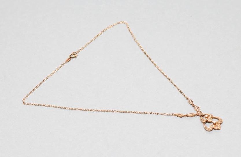 A DIAMOND NECKLACE Image