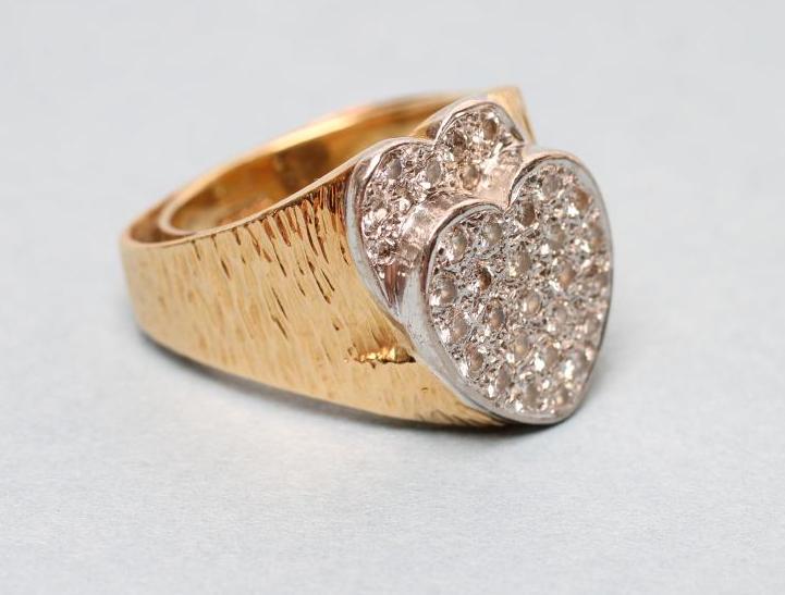 A GENTLEMAN'S DIAMOND SIGNET RING Image