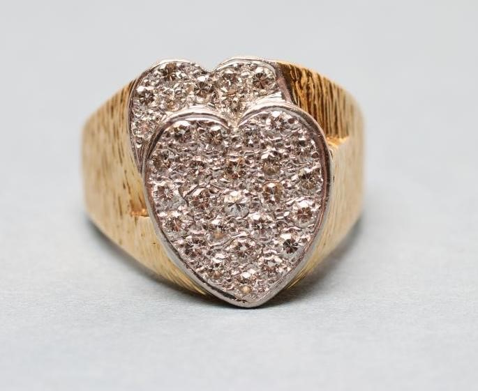 A GENTLEMAN'S DIAMOND SIGNET RING Image
