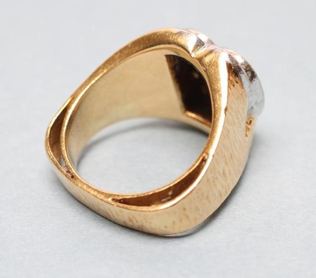 A GENTLEMAN'S DIAMOND SIGNET RING Image