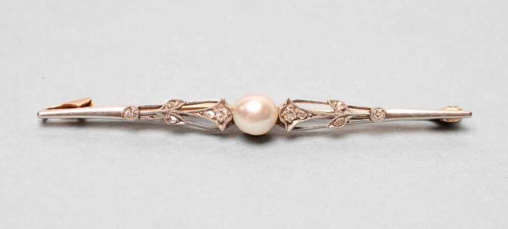 A PROPELLOR BAR BROOCH Image