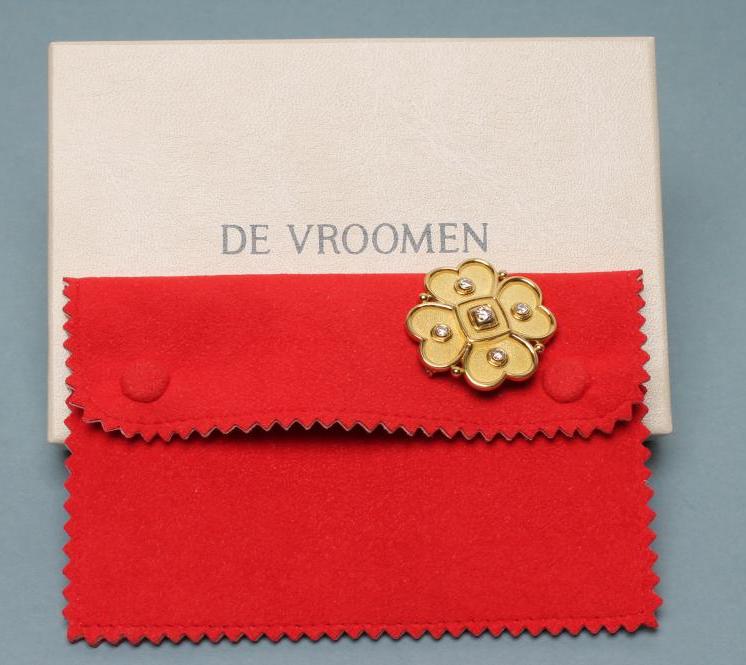 A DIAMOND SET BROOCH Image